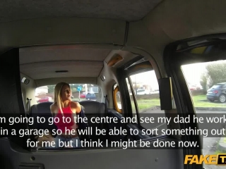 Секс с таксистом и его сексуальной клиенткой на заднем сидении машины